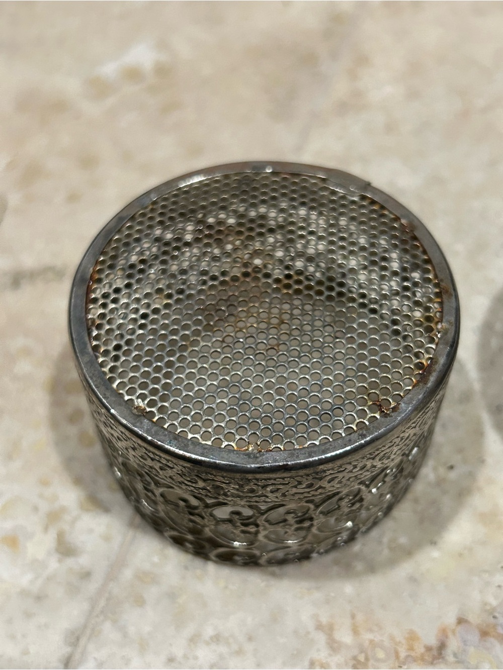 vintage silver-plated trinket box featuring a detailed filigree mesh design - Picture 8 of 10